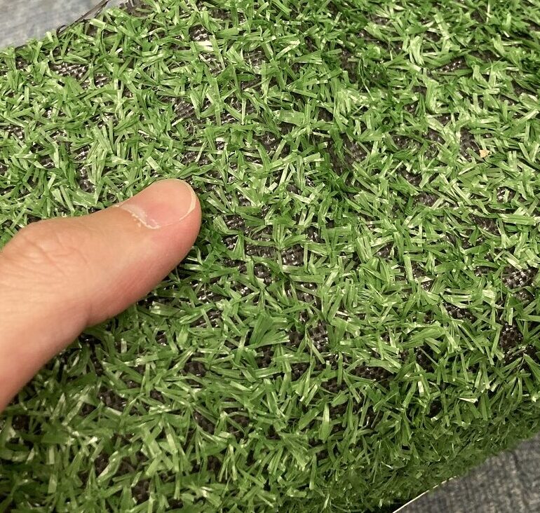 低密度の人工芝