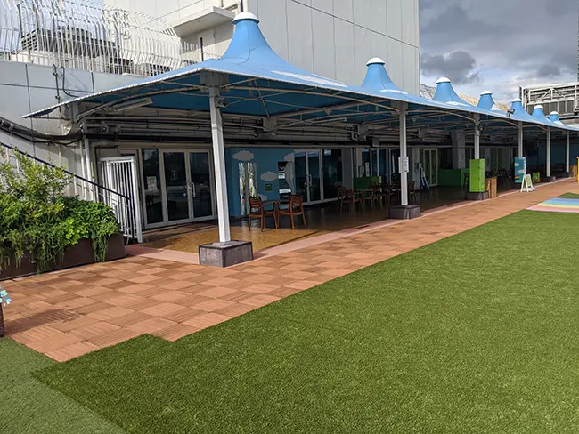 屋上人工芝とデッキ