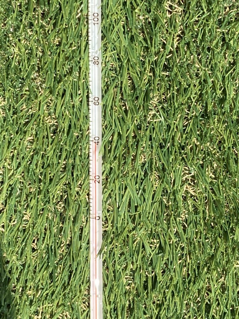 水かけ後の人工芝