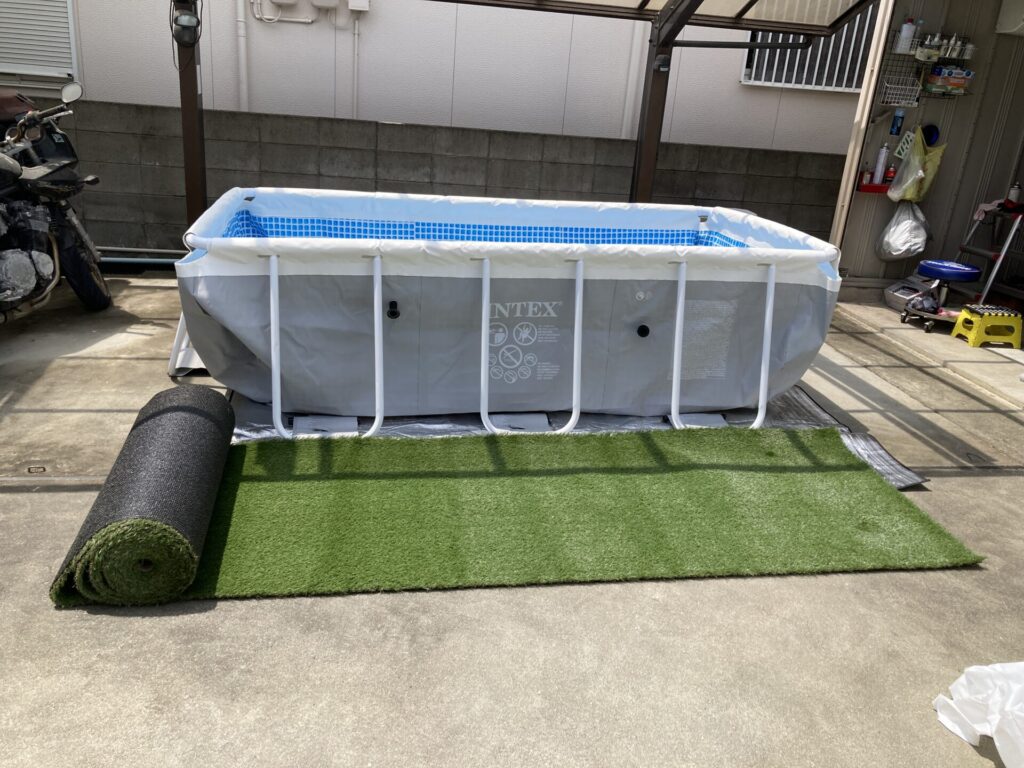 人工芝ロール伸ばし