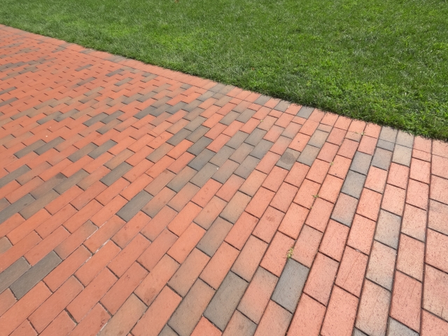 芝とレンガ