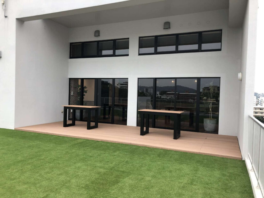 別角度の屋上テラス人工芝デッキです。