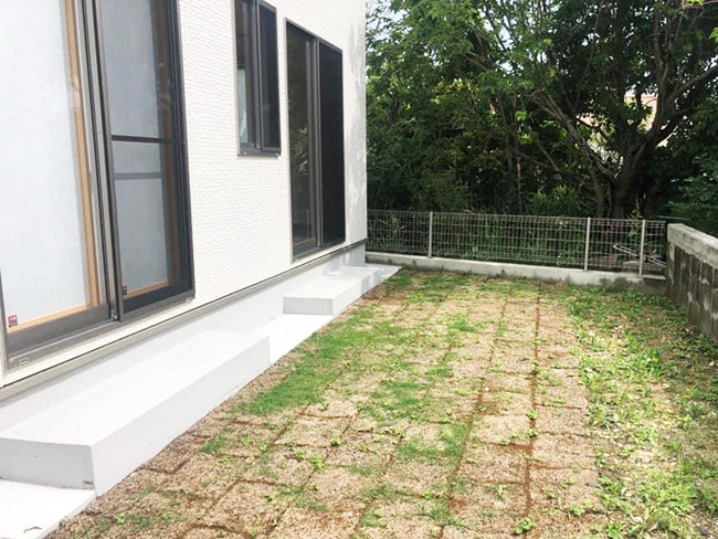 人工芝とウッドデッキのビフォー写真