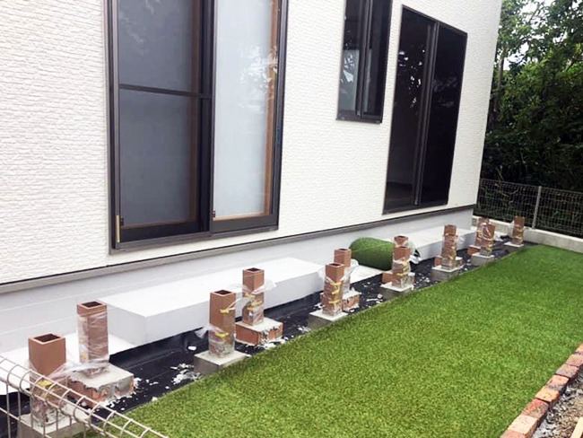 防草シートと人工芝を敷く