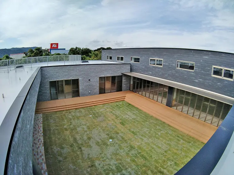 こども園の芝生とウッドデッキ