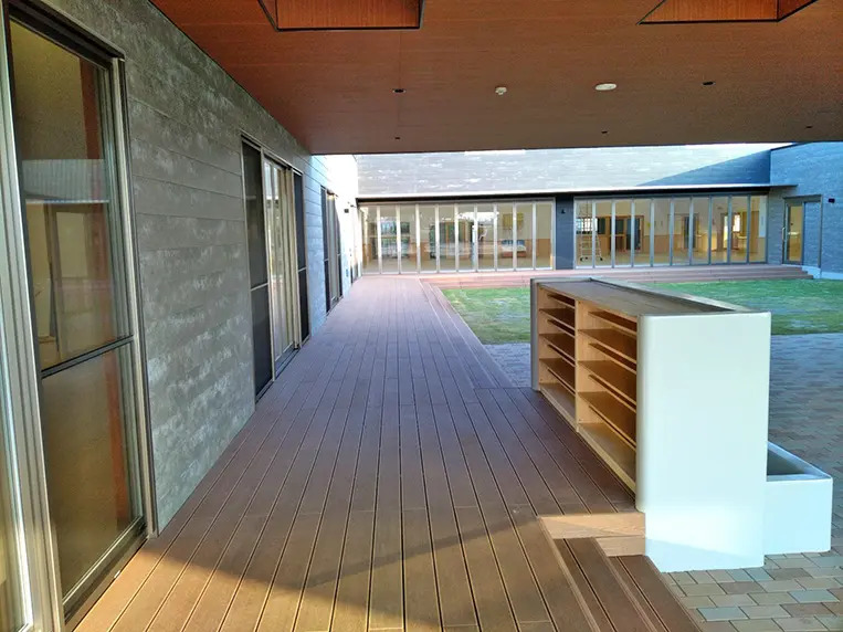 こども園の人工木材ウッドデッキと芝生