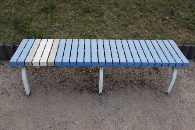 色褪せたベンチ