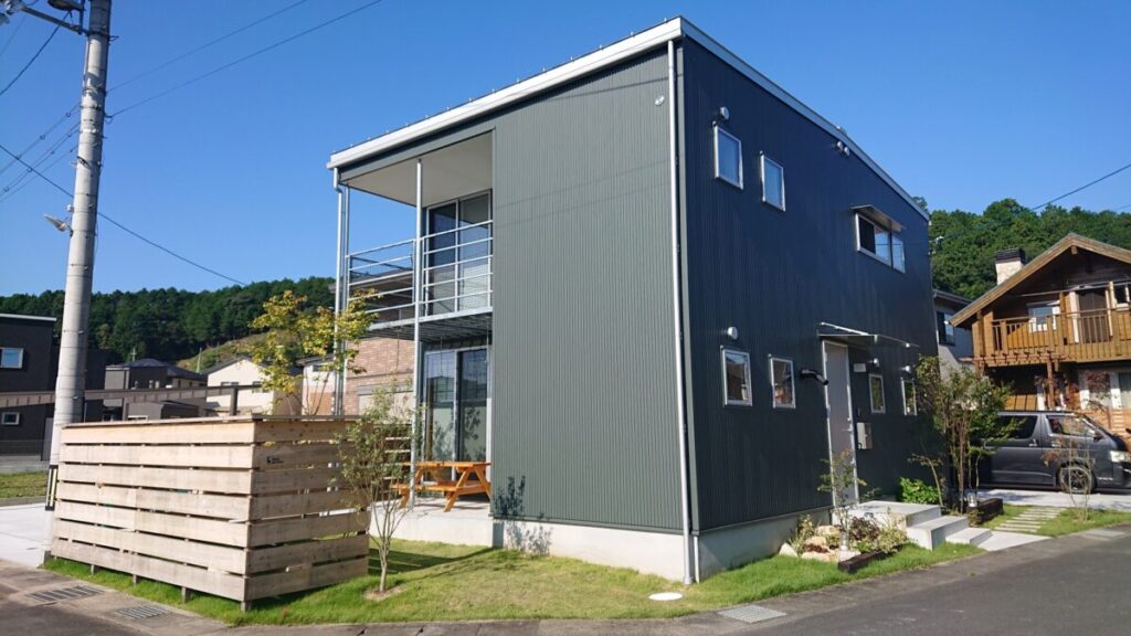 玄関アプローチに人工芝