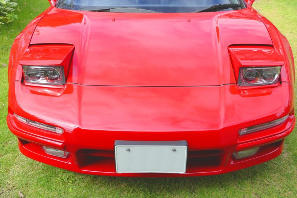 人工芝に車が乗り入れる