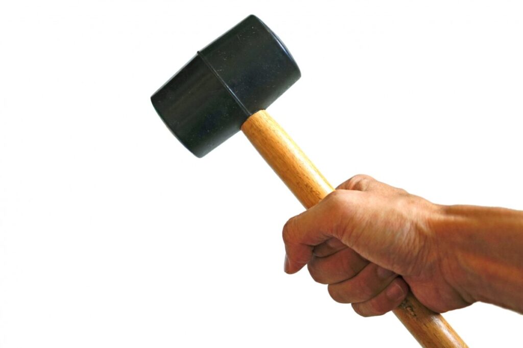 ハンマーで継ぎ目を馴染ませる