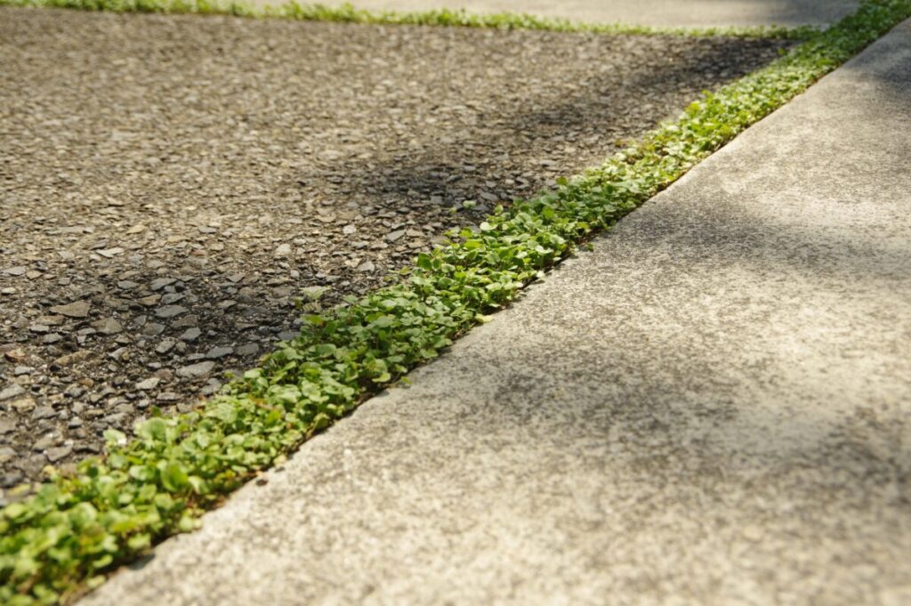 人工芝をスリットに敷く