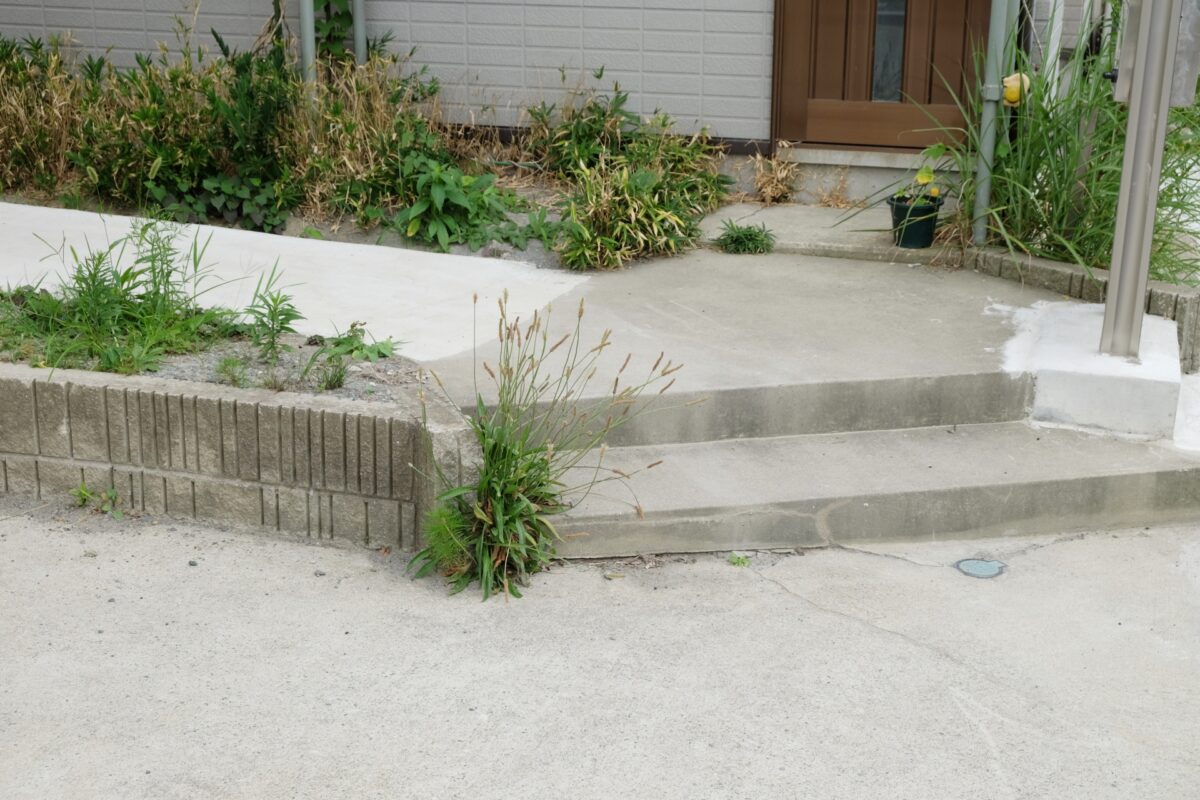 アスファルトに人工芝