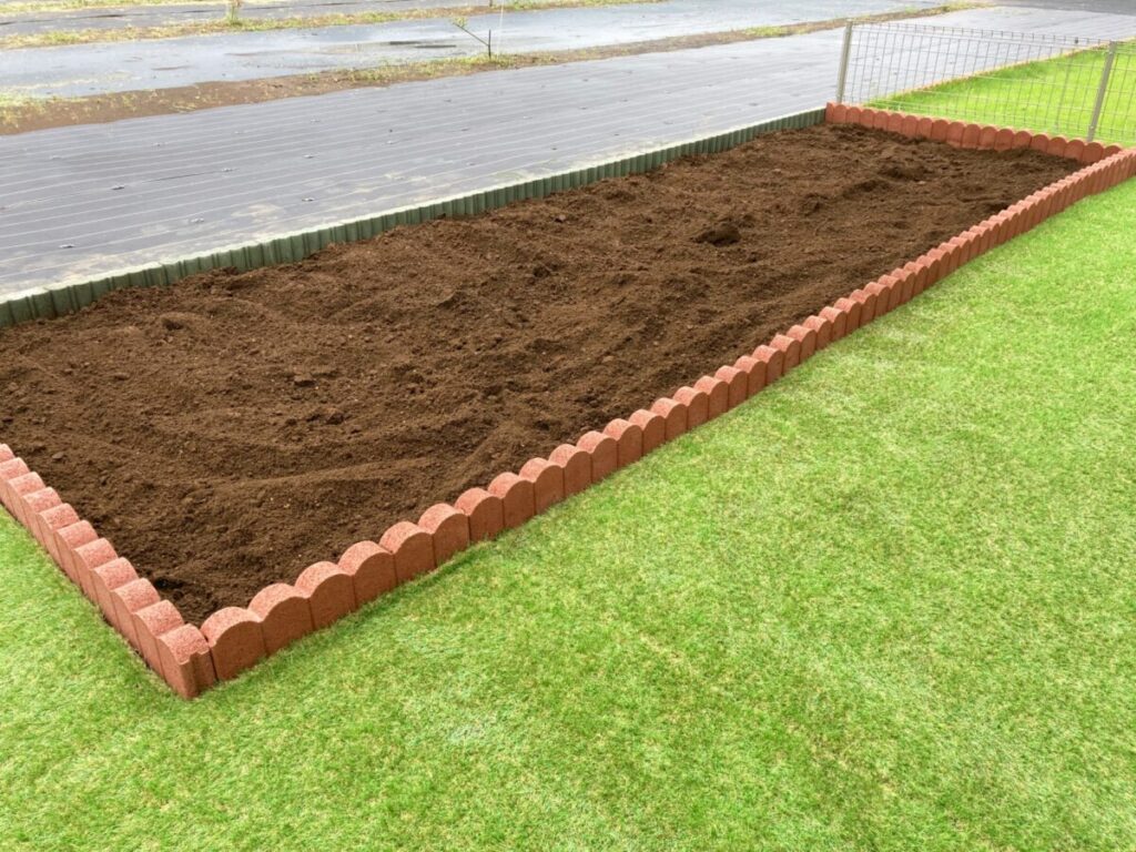 雑草対策に人工芝