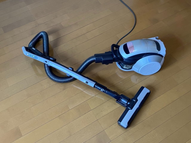 小さなゴミは掃除機で吸おう