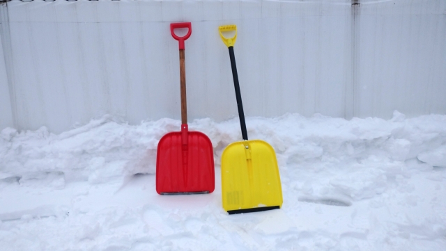 雪が積もったらスコップでのける