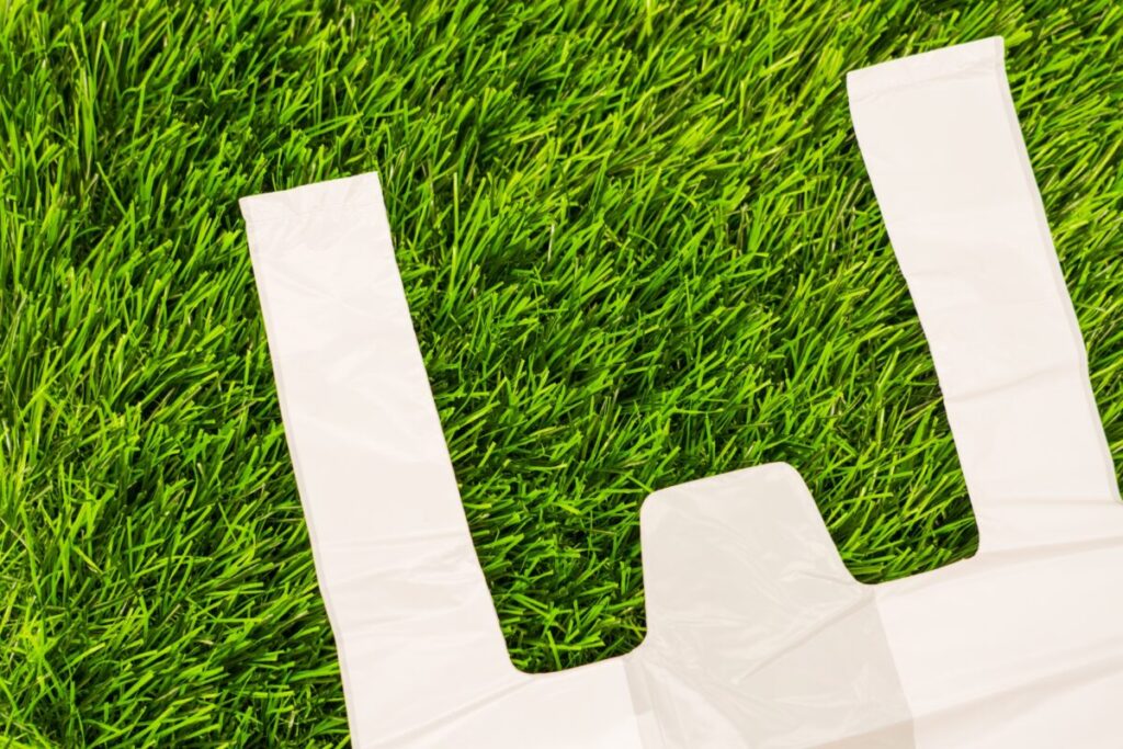 人工芝とゴミ袋