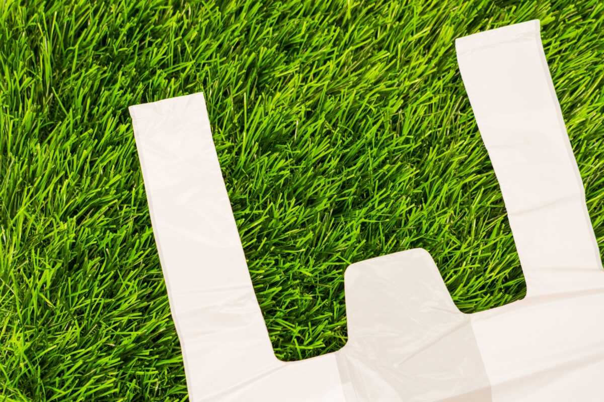 人工芝とゴミ袋