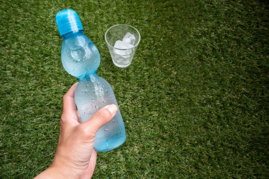 人工芝と飲み物