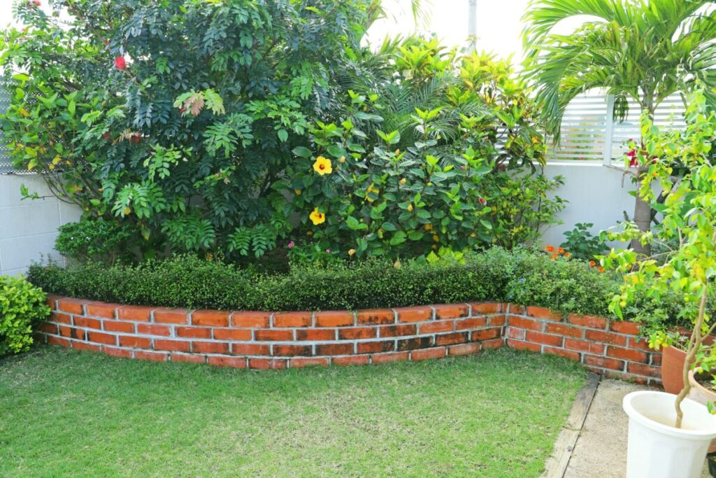 芝生を剥がしてレンガを敷く