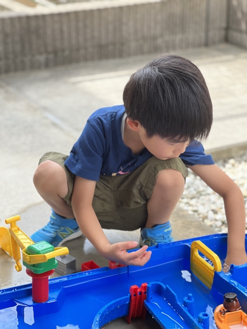 地面が硬く子どもが遊ぶのに危険