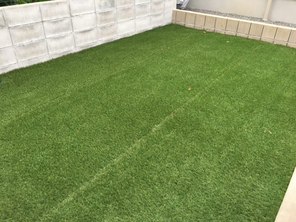 庭に人工芝