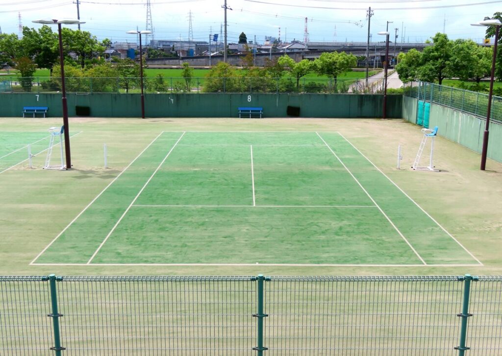 砂入り人工芝のテニスコートの魅力