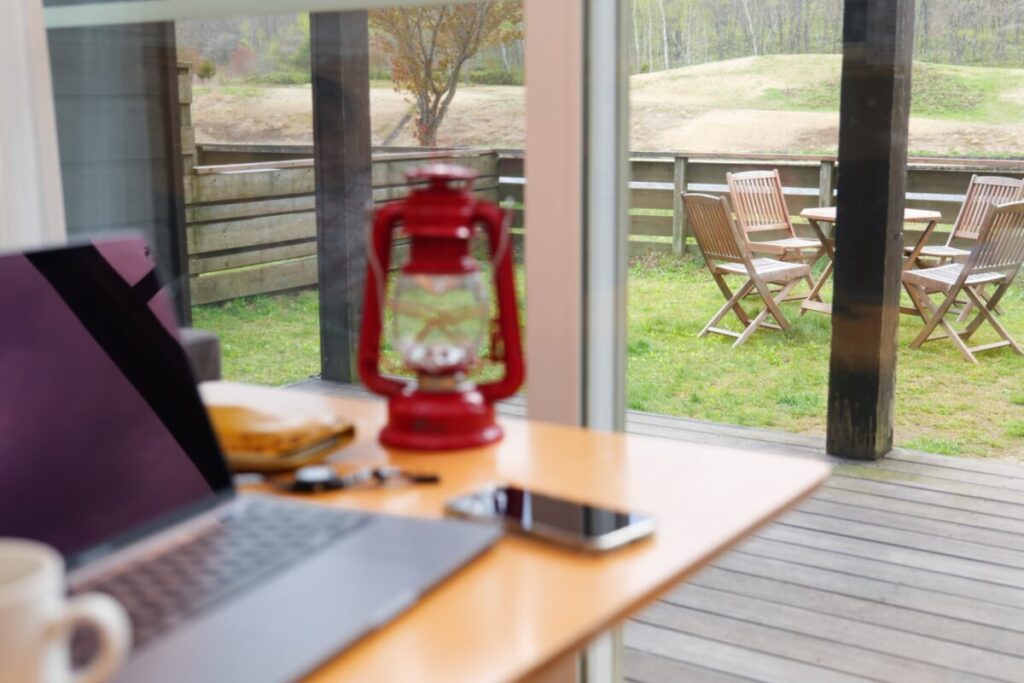 無垢フローリングと人工芝