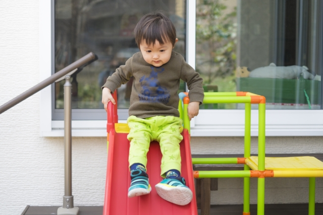 ブランコや滑り台などの遊具