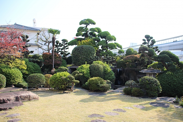 モダンな雰囲気の和風の庭になる