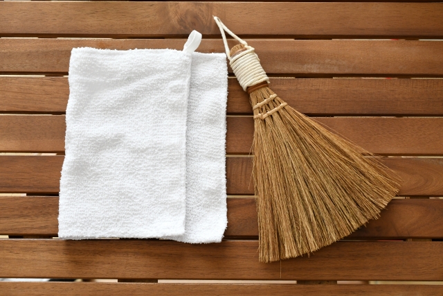 飲み物などをこぼしたら水拭きする