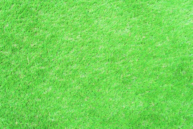 人工芝の下に水はけマットを敷く