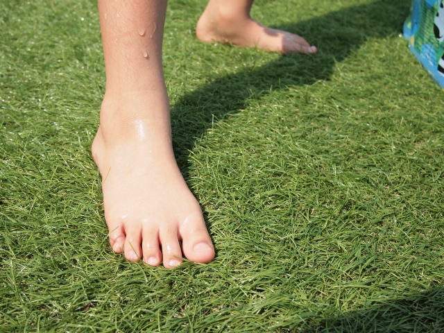 裸足で歩ける