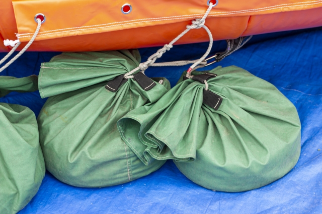 砂や水を入れるウエイトバッグタイプ