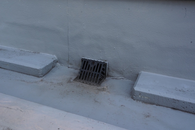 排水口を塞がないように施工する