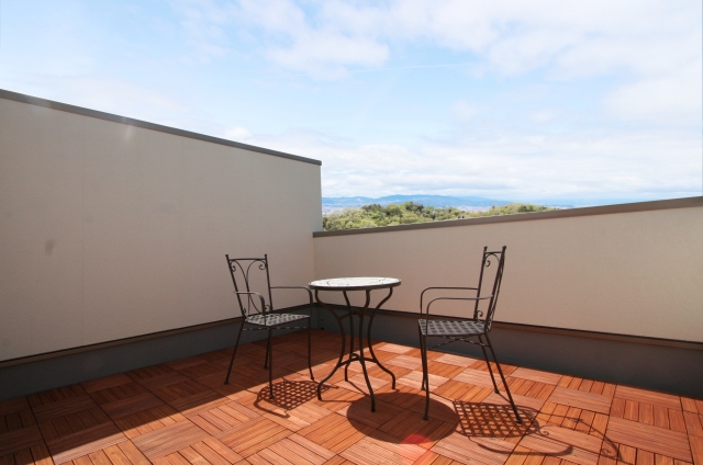 人工芝の下の防水対策を確認する