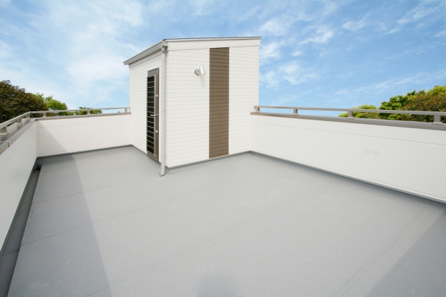 勾配に合わせて人工芝を設置する