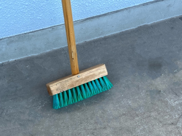 ブラシで擦り落とす