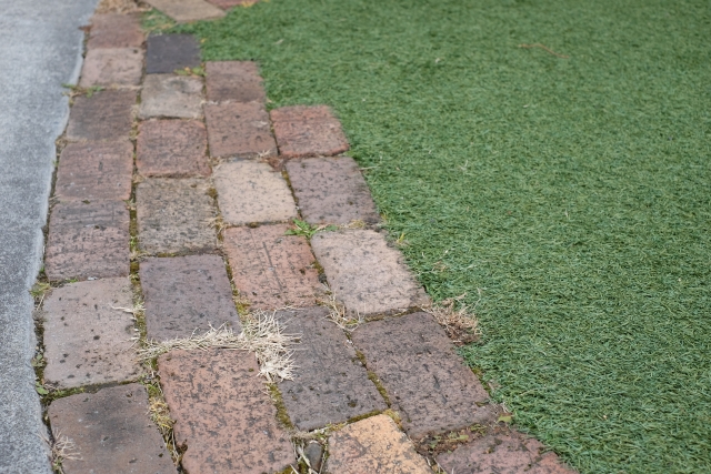 人工芝の境目はレンガがおすすめ！相性がいい理由3つ